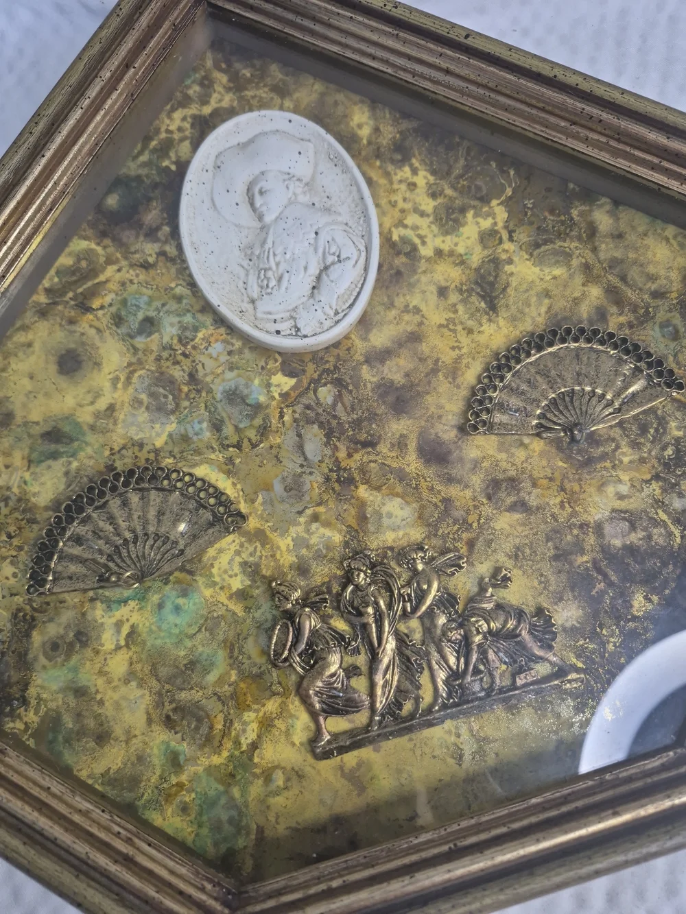 Shadow Box Vintage Dorado Con Elementos Clasicos Y Camafeo, Decoracion Mind _...